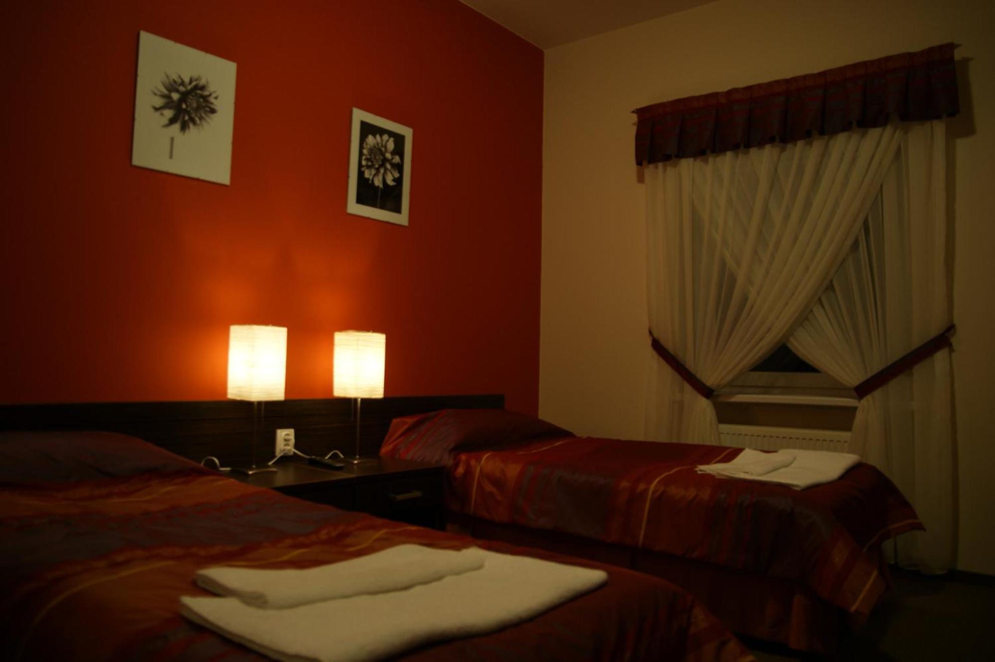 Hotel Chrobry Ленчица Экстерьер фото